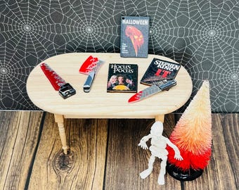 Halloween-poppenhuisminiaturen: slagersmes en filmboeken