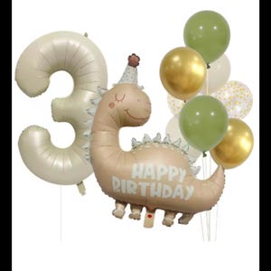 Może przedstawiać: Zestaw balonów na 3. urodziny, w tym balon z dinozaurem z napisem "Happy Birthday", duży balon z cyfrą 3 i mniejsze balony w kolorze zielonym, złotym i białym w kropki.