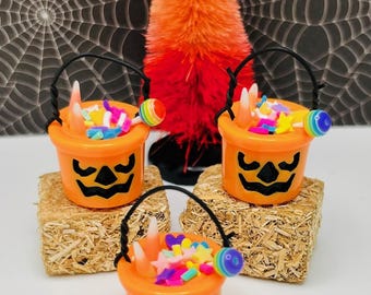 Cubo de dulces de Halloween en miniatura, calabaza para pedir dulces en casa de muñecas a escala 1:12