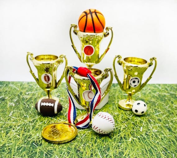 ミニチュアゴールドスポーツトロフィー＆メダル：12インチドール用