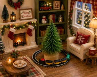 Könnte beinhalten: Eine weihnachtliche Miniatur-Wohnzimmerszene mit einem Kamin samt Strümpfen, einem grünen Weihnachtsbaum auf einer runden Spielzeugeisenbahnstrecke, einem cremefarbenen Sessel mit rotem Schneeflockenkissen und einem Tisch mit Keksen und Kerze.