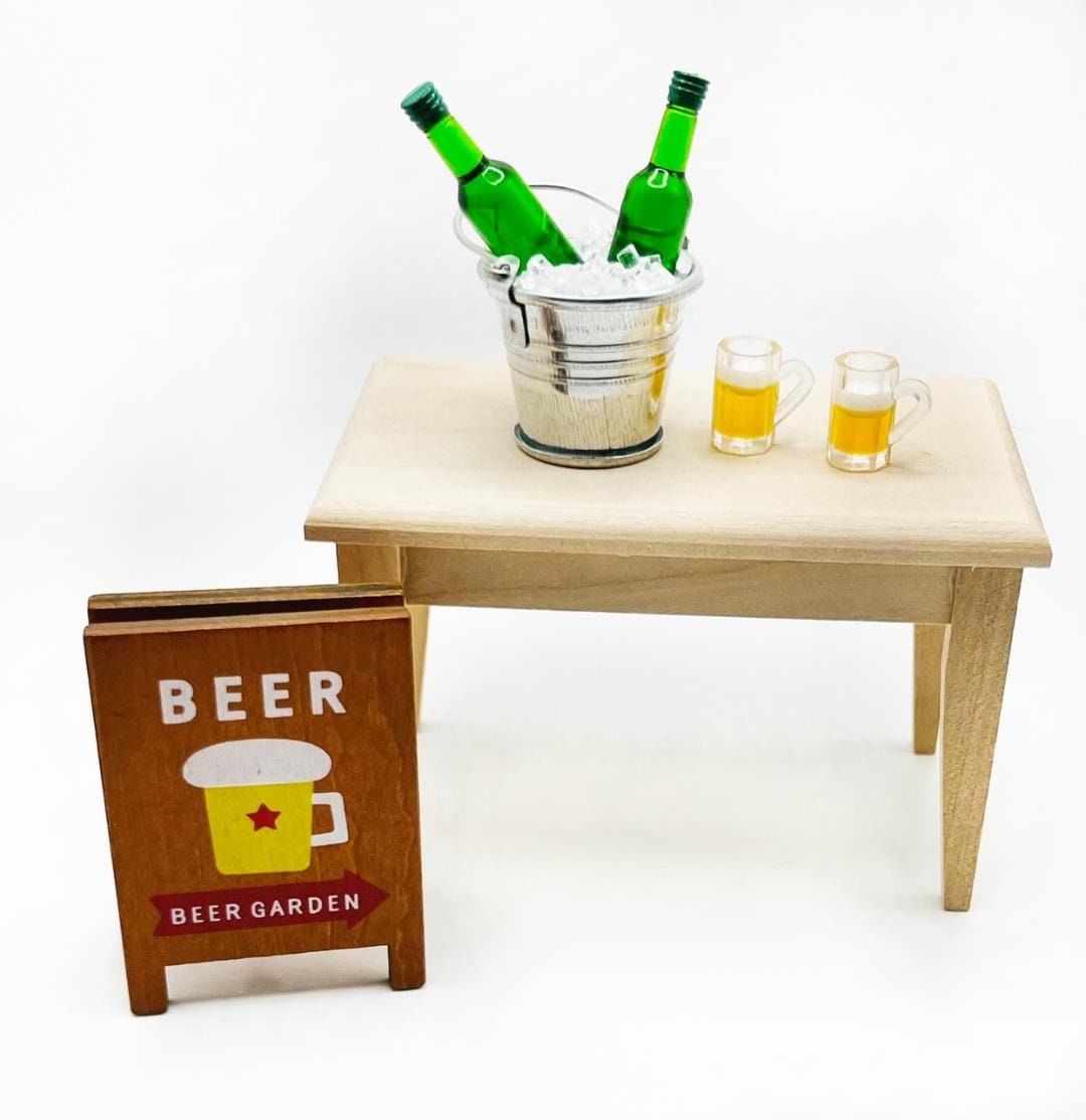 DIYEAH Lot de 18 Mini Verres à Vin, Miniatures pour Maison de Poupée, Verres à Vin Rouge avec Bouteilles Aléatoires, Accessoires de Décoration en Plastique Rouge Foncé