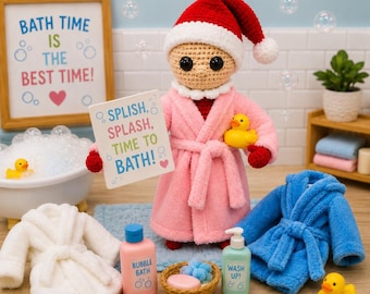 Puede incluir: Una muñeca de ganchillo con gorro de Papá Noel rojo y albornoz rosa sostiene un cartel que dice SPLISH, SPLASH, TIME TO BATH!. Incluye una bañera blanca con burbujas, un pato de goma amarillo, un albornoz blanco, uno azul, un bote de baño de espuma rosa, un bote de jabón verde y una cesta con una pastilla de jabón rosa.