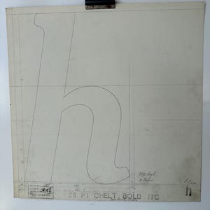 Desenho original de um mestre linotipo recuperado da fundição de linotipos em Manchester, Inglaterra. Letra h minúscula em negrito e itálico de Cheltenham.