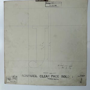Desenho original de um Linotype Master recuperado da fundição de linótipos em Manchester, Inglaterra. Face transparente incomparável, letra maiúscula J em negrito.