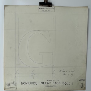 Desenho original de um Linotipo Master recuperado da fundição de linótipos em Manchester, Inglaterra. Face transparente incomparável, em negrito, letra G maiúscula.
