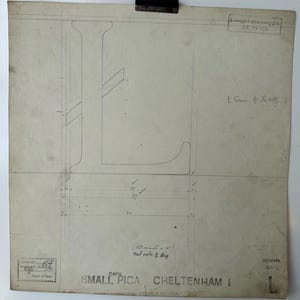 Desenho original de um Linotype Master recuperado da fundição de linótipos em Manchester, Inglaterra. Pequena Pica Cheltenham, letra L maiúscula.