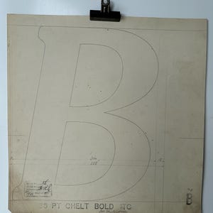 Desenho original de um Linotype Master recuperado da fundição de linótipos em Manchester, Inglaterra. Letra maiúscula B em negrito e itálico, em Cheltenham.