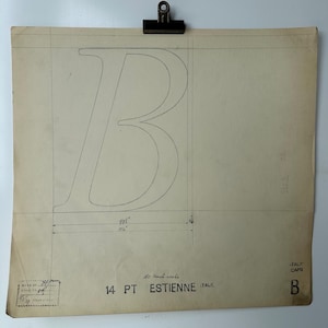 Desenho original de um mestre linotipo recuperado da fundição de linotipos em Manchester, Inglaterra. Letra B maiúscula em itálico de Estienne.