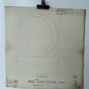 Desenho original de um mestre linotipo recuperado da fundição de linotipos em Manchester, Inglaterra. Letra D maiúscula romana de Cheltenham.