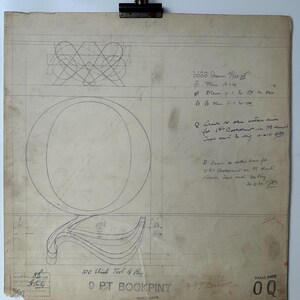 Desenho original de um mestre linotipo recuperado da fundição de linotipos em Manchester, Inglaterra. Letra Q maiúscula em formato de livro.