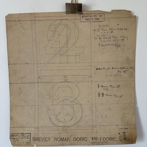 Pode incluir: Um documento de papel vintage e envelhecido com desenhos técnicos de linhas dos números 2 e 3. O documento inclui notas manuscritas, linhas de grade e texto impresso que diz "Linotype Co. Ltd. DEC 1902" e "BREVIER ROMAN DORIC NO 1 DORIC".