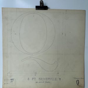 Desenho original de um Linotipo Master recuperado da fundição de linótipos em Manchester, Inglaterra. Baskerville 2 Roman, letra Q maiúscula.