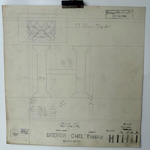 Desenho original de um mestre linotipo recuperado da fundição de linotipos em Manchester, Inglaterra. Brevier Cheltenham Roman, letra maiúscula H.