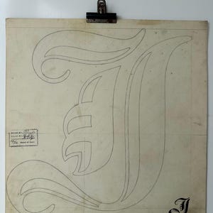 Desenho original de um Linotipo Master recuperado da fundição de linótipos em Manchester, Inglaterra. Pica I interna, letra F maiúscula.