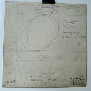 Desenho original de um mestre linotipo recuperado da fundição de linotipos em Manchester, Inglaterra. Brevier Ronaldson, letra maiúscula O, itálico.