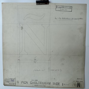 Desenho original de um Linotype Master recuperado da fundição de linótipos em Manchester, Inglaterra. Pica Cheltenham Wide, letra N maiúscula.