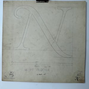 Desenho original de um Linotipo Master recuperado da fundição de linótipos em Manchester, Inglaterra. Letra N maiúscula, escrita antiga.