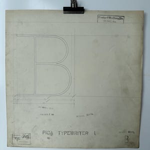 Desenho original de um Linotype Master recuperado da fundição de linotipos em Manchester, Inglaterra. Fonte Pica Typwriter, letra B maiúscula.