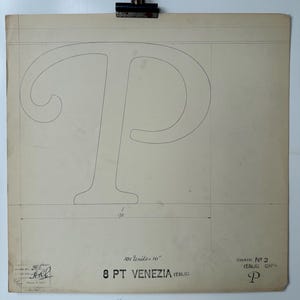 Desenho original de um mestre linotipo recuperado da fundição de linotipos em Manchester, Inglaterra. Letra maiúscula P em itálico, Veneza.
