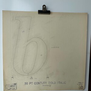 Desenho original de um mestre linotipo recuperado da fundição de linotipos em Manchester, Inglaterra. Letra minúscula b, negrito e itálico, do século.