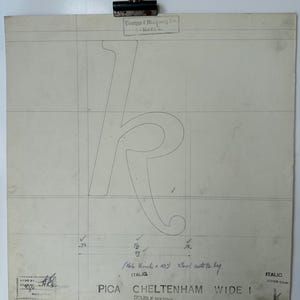 Desenho original de um Linotype Master recuperado da fundição de linótipos em Manchester, Inglaterra. Pica Cheltenham Wide, letra k minúscula.