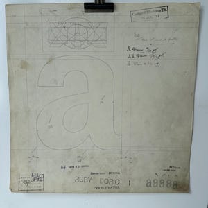 Desenho original de um Linotype Master recuperado da fundição de linótipos em Manchester, Inglaterra. Letra minúscula a em rubi dórico.