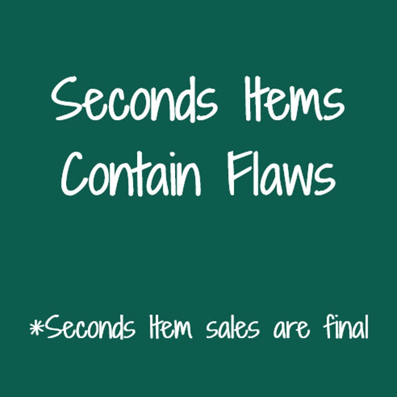 Puede incluir: Texto blanco sobre fondo verde oscuro que dice "Seconds Items Contain Flaws" y "*Seconds Item sales are final".
