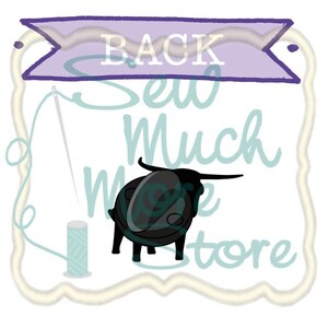 Puede incluir: Una pancarta azul claro con el texto "BACK" en letras negras. Una silueta negra de un toro con una m&aacute;quina de coser en su espalda. El texto "Sew Much More Store" est&aacute; escrito en azul claro.