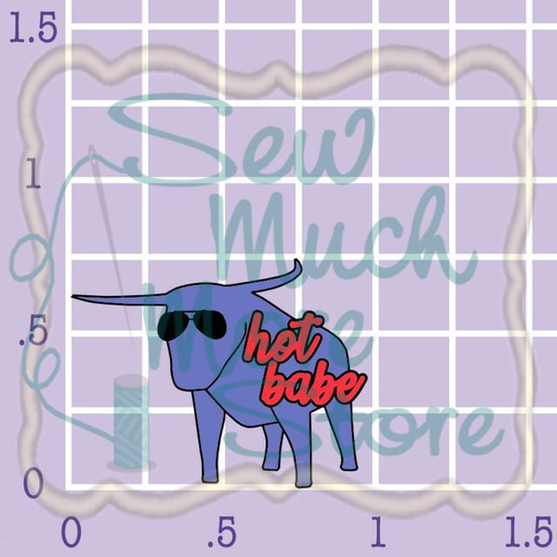 Puede incluir: Un toro azul con gafas de sol con el texto "hot babe" en rojo en su costado. El toro est&aacute; sobre un fondo cuadriculado con el texto "Sew Much More" en azul.