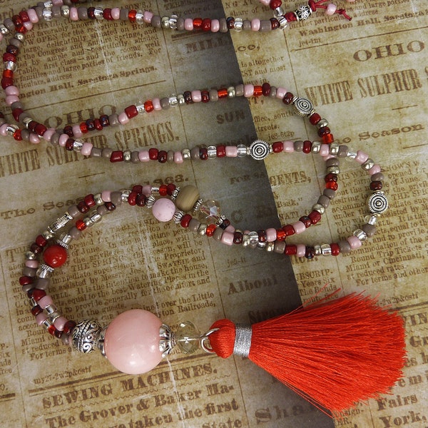 lange Kette mit Quaste und großer Jadeperle - rot, rosa, taupe, silber -   Boho Chic - orientalische Elemente