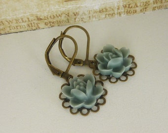 hanging roses - earrings - romantic earrings with flowers in dove blue - vintage earrings in bronze with flowers cabochons