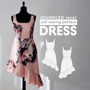 Puede incluir: Un vestido rosa con estampado floral y un dobladillo con volantes. El vestido es asimétrico, con un lado más largo que el otro. El vestido se muestra en un maniquí. La imagen también incluye un dibujo de línea del patrón del vestido. El texto "ADVANCED level pdf sewing pattern DRESS" se muestra sobre el vestido.