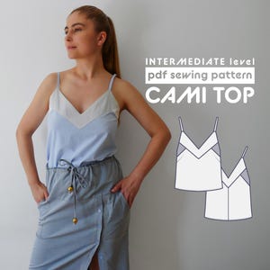 Könnte beinhalten: Eine Frau trägt ein hellblaues Camisole-Top mit weißem Besatz und einen grauen Rock. Das Bild zeigt auch eine Strichzeichnung eines Camisole-Tops mit V-Ausschnitt und Trägern. Der Text "INTERMEDIATE level pdf sewing pattern CAMI TOP" wird über der Zeichnung angezeigt.