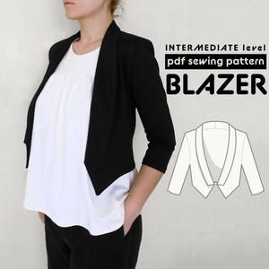 Puede incluir: Un blazer negro con mangas tres cuartos y cuello tipo chal. El texto dice INTERMEDIATE level pdf sewing pattern BLAZER. Se incluye un dibujo lineal blanco del blazer para mostrar los detalles de construcción de la prenda.
