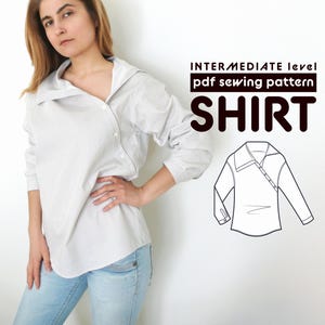 Op de afbeelding: Een wit overhemd met lange mouwen, een diagonale knoopsluiting en een kraag. Het shirt wordt getoond op een model en maakt deel uit van een naaipatroon voor een project van gemiddeld niveau. De tekst "INTERMEDIATE level pdf sewing pattern SHIRT" wordt boven het shirt weergegeven.