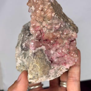 Amas de cobalt-ancalcite et d&#39;érythrite : accents magenta, Bou Azzer, Maroc