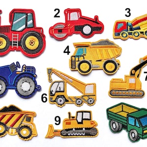 Könnte beinhalten: Eine Sammlung von zehn gestickten Aufnähern mit verschiedenen Baumaschinen. Die Aufnäher zeigen einen roten Traktor, eine rote Walze, einen Betonmischer, einen gelben Muldenkipper, einen blauen Traktor, einen gelben Kranwagen, einen gelben Bagger, einen weiteren gelben Muldenkipper, einen gelben Bulldozer und einen grünen LKW.