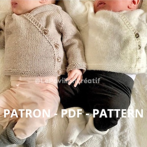 Op de afbeelding: Twee baby's dragen gebreide vesten met knoopsluitingen. Het vest aan de linkerkant is beige en het vest aan de rechterkant is wit. De tekst "PATRON - PDF - PATTERN" is zichtbaar onderaan de afbeelding.