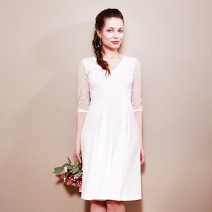 Robe de mariée bureau d'état civil courte avec décolleté en V, simple avec jupe circulaire évasée et manches 3/4 en dentelle LILIANA