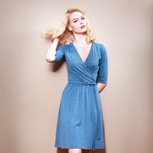 Patterned dress Julieta in winding optics blue-white