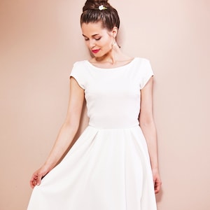 Vestido de noiva simples para cartório com saia rodada, mangas curtas e fenda nas costas LARA