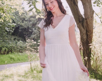 Robe de mariée bohème longue ligne A fluide avec jupe en tulle, dentelle, décolleté V et manches courtes en tulle ELODIE