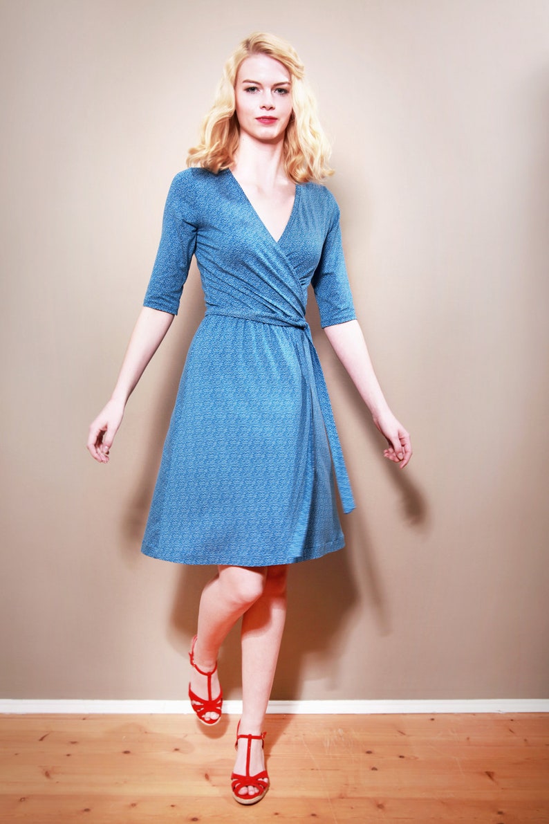 Patterned dress Julieta in winding optics blue-white image 3