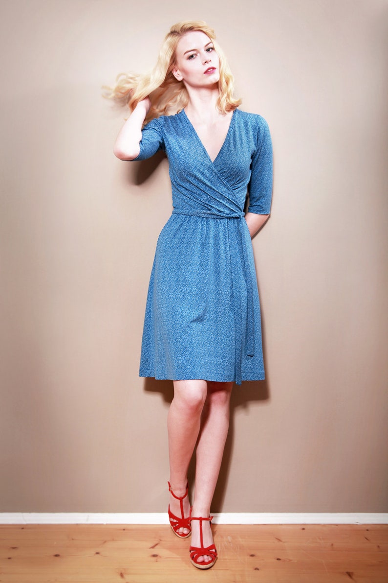Patterned dress Julieta in winding optics blue-white image 1