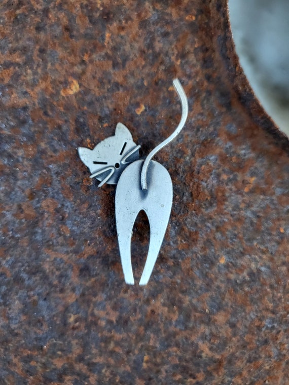 Whimsical Sterling Silver 1950s Beau Cat Butt Pin 