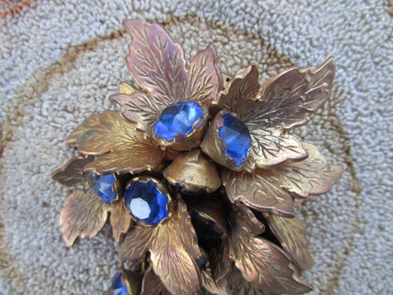 Vintage Metal Leaf Dangle Brooch - 1940's Dangle … - image 3