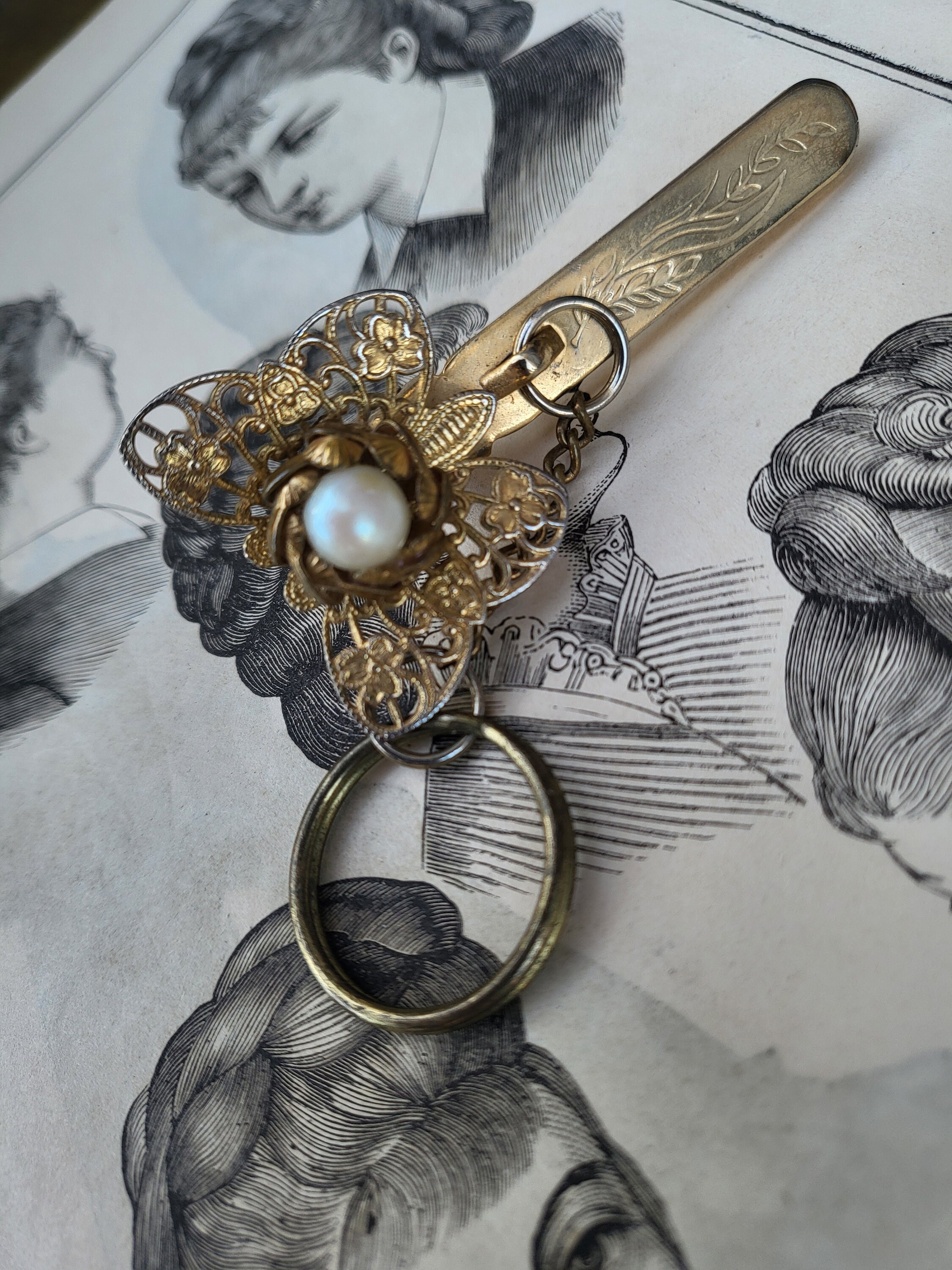アンティーク雑貨 USA VINTAGE KEY-CHAINS Vintage Kings Key Finder Gold Tone Butterfly Pearl Key Chain