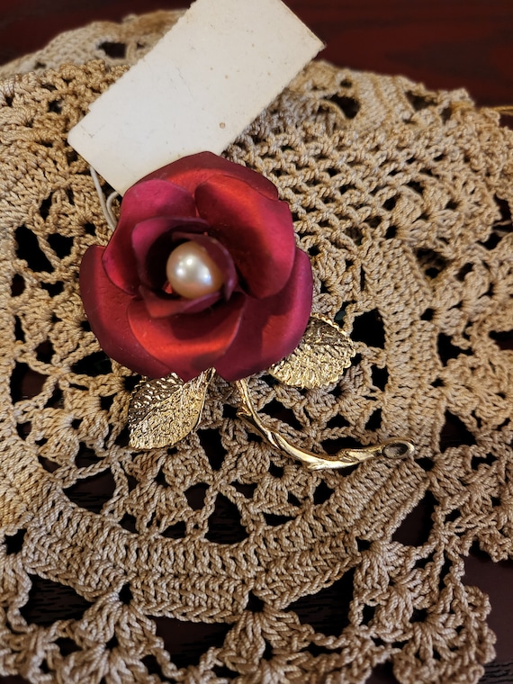 Giovanni Red Rose Gold Pearl Brooche Pin