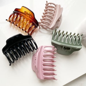 Medium hair claws UK shop, friends gifts idea , summer essentials fashion.